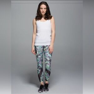 Lululemon Inspire Tight II *Full-On Luxtreme (Mesh)
Multi / Naval Blue Size 4